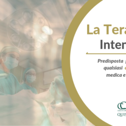 Operazione chirurgica in corso, con equipe medica in sala operatoria in trasparenza, accanto al testo “La Terapia Intensiva – Predisposta per gestire qualsiasi emergenza medica e chirurgica”, con il logo della Casa di Cura Quisisana.